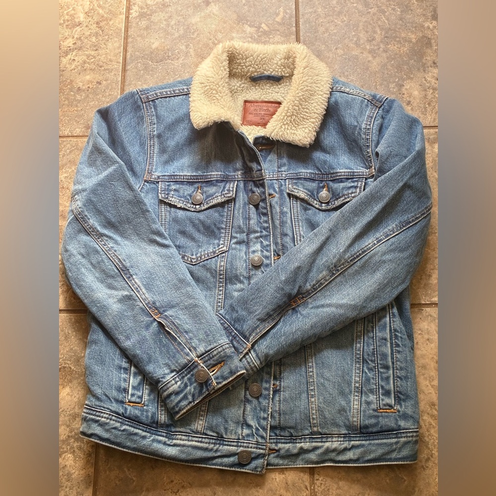 Abercrombie & Fitch Denim Jacket with Sherpa Collar and Lining. XS.